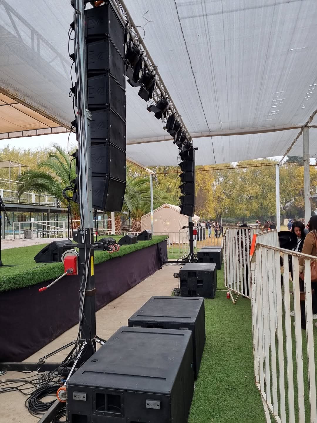 Sistema line array y subwoofers